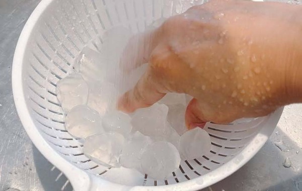 暑い日に試したい！　スーパーで買ったわらび餅、水で洗うと…？