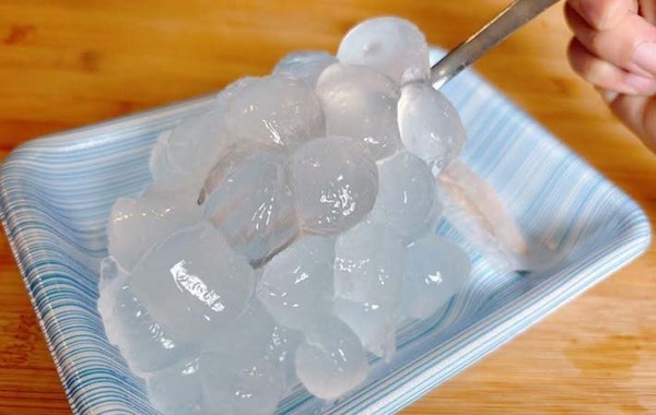 暑い日に試したい！　スーパーで買ったわらび餅、水で洗うと…？