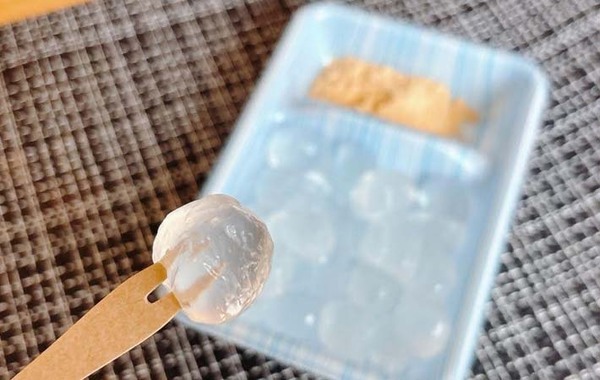 暑い日に試したい！　スーパーで買ったわらび餅、水で洗うと…？