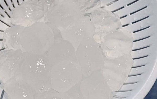 暑い日に試したい！　スーパーで買ったわらび餅、水で洗うと…？