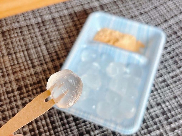 暑い日に試したい！　スーパーで買ったわらび餅、水で洗うと…？