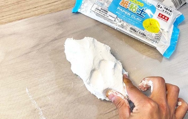 テーブルに敷くだけで…？　まな板シートの『じゃない使い方』に「めちゃ便利！」