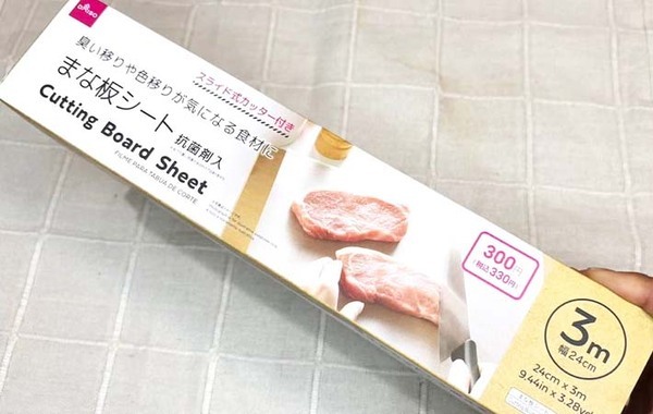 テーブルに敷くだけで…？　まな板シートの『じゃない使い方』に「めちゃ便利！」