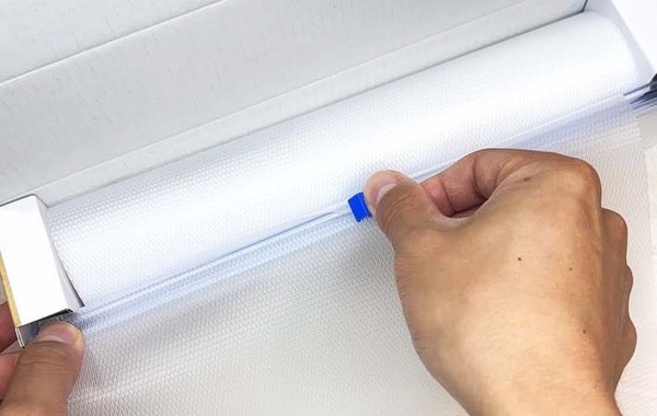 テーブルに敷くだけで…？　まな板シートの『じゃない使い方』に「めちゃ便利！」