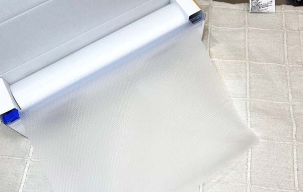 テーブルに敷くだけで…？　まな板シートの『じゃない使い方』に「めちゃ便利！」