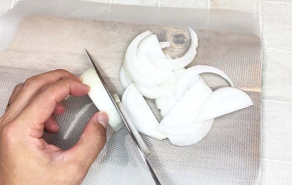 テーブルに敷くだけで…？　まな板シートの『じゃない使い方』に「めちゃ便利！」