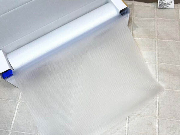 テーブルに敷くだけで…？　まな板シートの『じゃない使い方』に「めちゃ便利！」