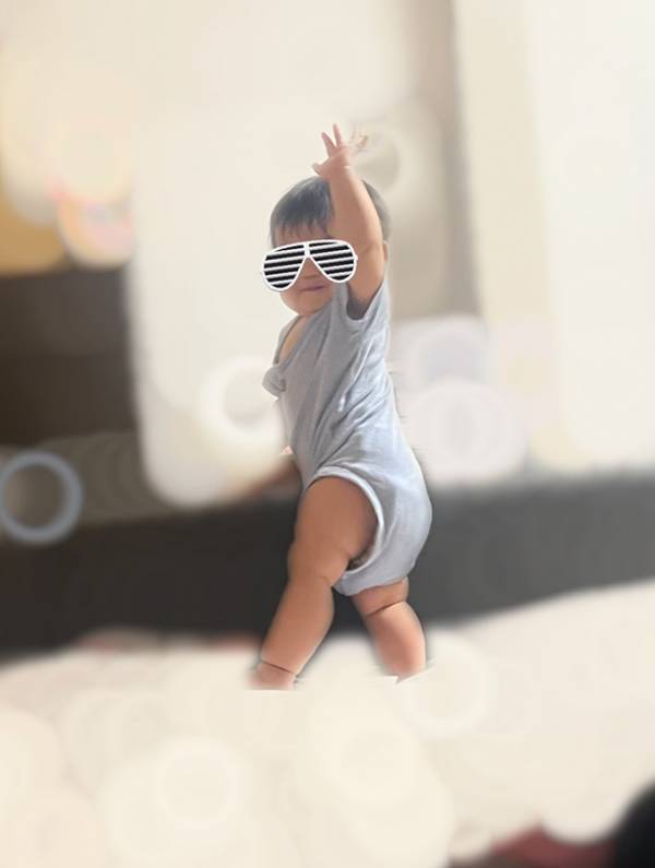 母親「きみは寝るんだよ」とツッコミ　９か月娘のポーズに「週末の若者じゃん」