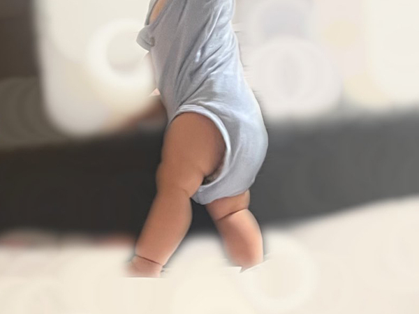 母親「きみは寝るんだよ」とツッコミ　９か月娘のポーズに「週末の若者じゃん」