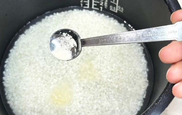 お米に１ｇ加えて炊飯！　劇的においしくするために入れたのは…「意外だった」