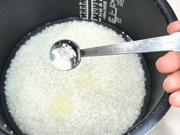 お米に１ｇ加えて炊飯！　劇的においしくするために入れたのは…「意外だった」