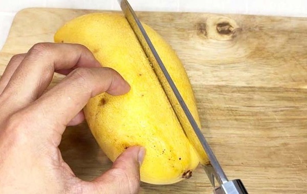 買ったマンゴーはこう食べる！　切り方に「意外と簡単だった」「食べやすい！」
