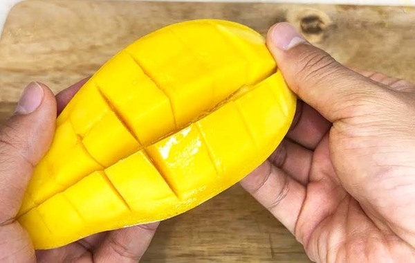 買ったマンゴーはこう食べる！　切り方に「意外と簡単だった」「食べやすい！」