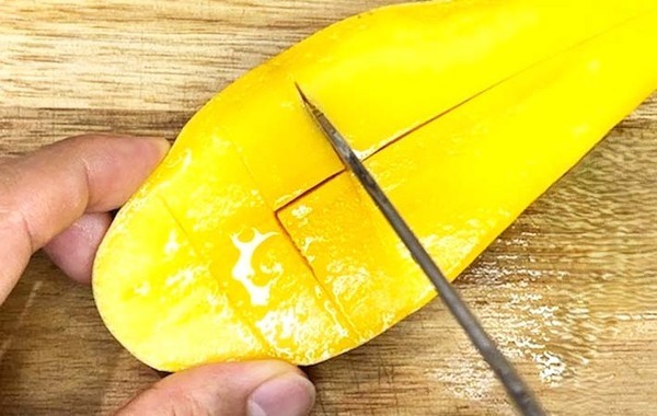 買ったマンゴーはこう食べる！　切り方に「意外と簡単だった」「食べやすい！」