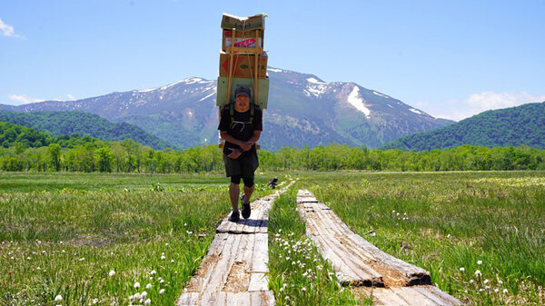 大自然の中、巨大な荷物を運んでいたのは…　『プロの技』に称賛の声