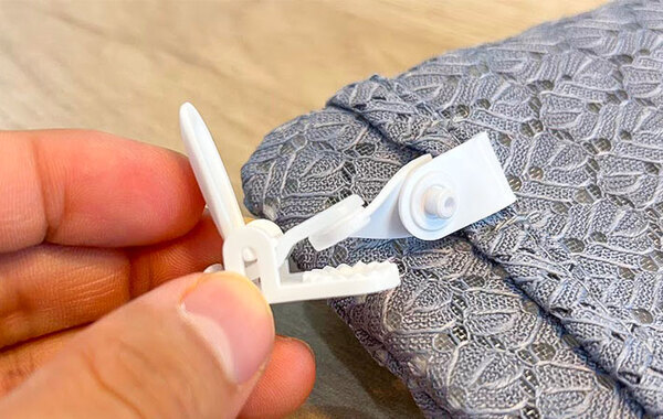 「かばんがスッキリ」「すぐ取り出せる」　１００均で買った『ポケット』を付けた場所は？