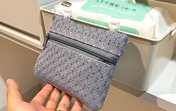 「かばんがスッキリ」「すぐ取り出せる」　１００均で買った『ポケット』を付けた場所は？