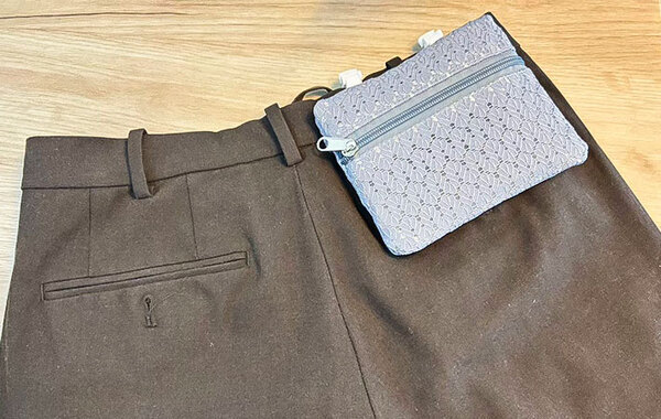 「かばんがスッキリ」「すぐ取り出せる」　１００均で買った『ポケット』を付けた場所は？