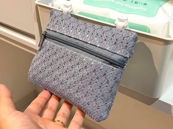 「かばんがスッキリ」「すぐ取り出せる」　１００均で買った『ポケット』を付けた場所は？