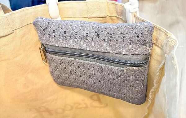 「かばんがスッキリ」「すぐ取り出せる」　１００均で買った『ポケット』を付けた場所は？