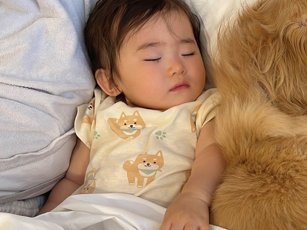 スヤスヤと眠る１歳娘、その隣にいた『２匹』に「これが幸せというものか」