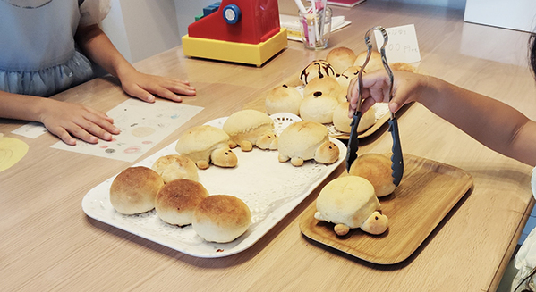 『全部１００円』と書かれたパン　理由に「え、最高かよ」「どこで買えますか！？」