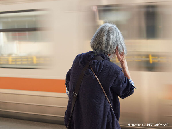 電車でメモを見せる高齢女性　無視され続けている中、手を差し伸べると実は…