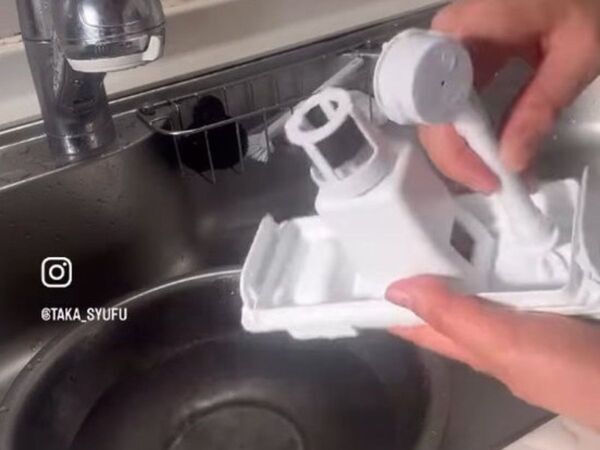 カビ氷で夏を迎えるなんて無理！　製氷機のお手入れ法に「ゲゲッ」「絶対やる」