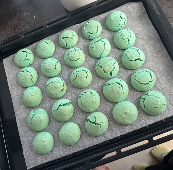 マカロン作りに試行錯誤するも失敗　実は焼く前から『匂わせ』をしていた存在が…