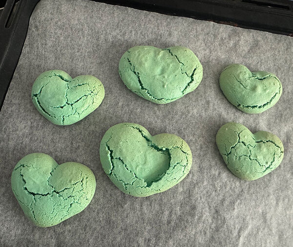 マカロン作りに試行錯誤するも失敗　実は焼く前から『匂わせ』をしていた存在が…