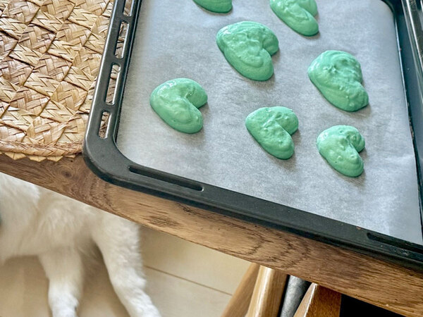 マカロン作りに試行錯誤するも失敗　実は焼く前から『匂わせ』をしていた存在が…