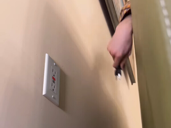 家の『コンセント』を撮影したら…？　衝撃映像に「一生見たい」「これが事実」