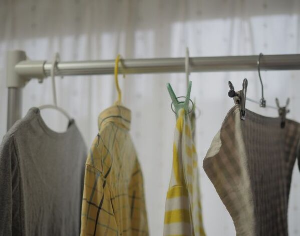 ハンガーの配置を工夫すると？　洗濯物の乾きに差がつく干し方のコツ