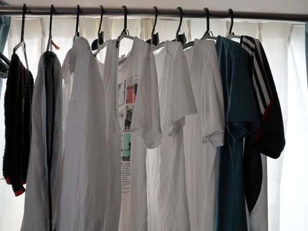 ハンガーの配置を工夫すると？　洗濯物の乾きに差がつく干し方のコツ