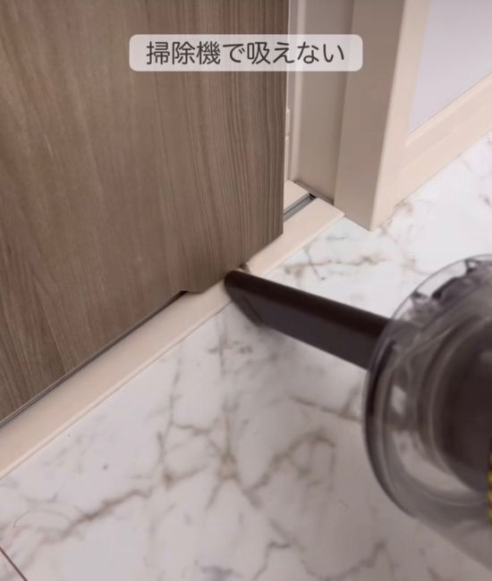 「定規でこするだけ」　フローリングの溝掃除に「これ天才」「気持ちよすぎ」
