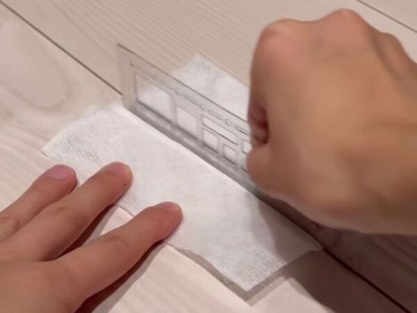 「定規でこするだけ」　フローリングの溝掃除に「これ天才」「気持ちよすぎ」