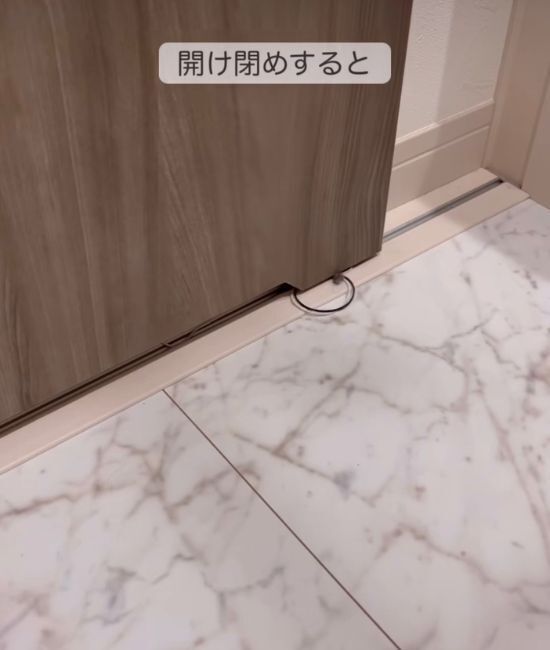 「定規でこするだけ」　フローリングの溝掃除に「これ天才」「気持ちよすぎ」