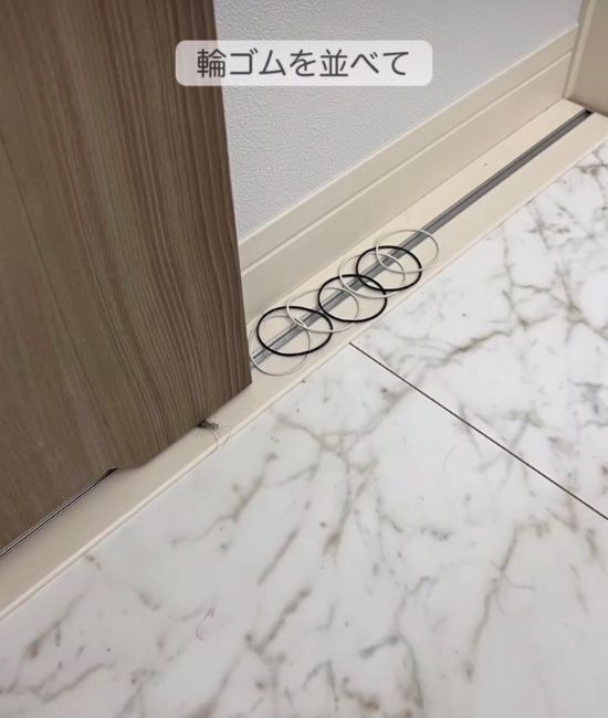 「定規でこするだけ」　フローリングの溝掃除に「これ天才」「気持ちよすぎ」