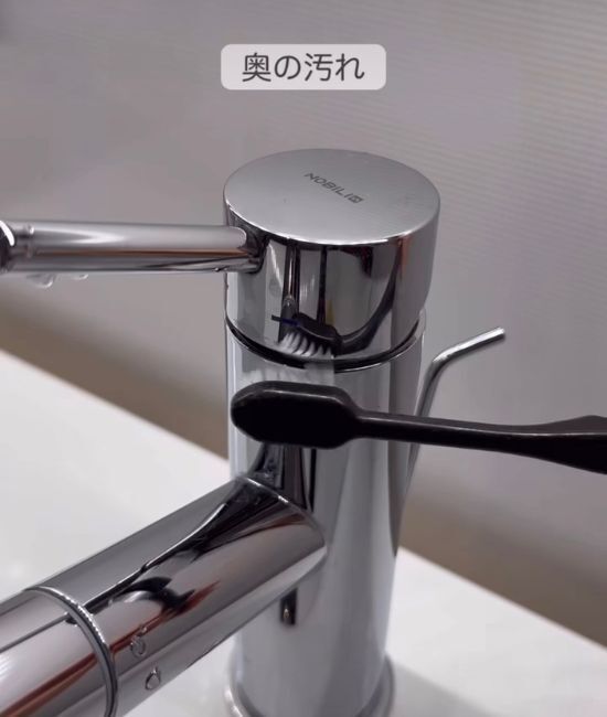 「定規でこするだけ」　フローリングの溝掃除に「これ天才」「気持ちよすぎ」