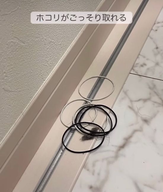「定規でこするだけ」　フローリングの溝掃除に「これ天才」「気持ちよすぎ」