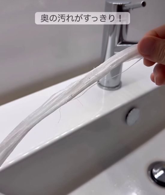 「定規でこするだけ」　フローリングの溝掃除に「これ天才」「気持ちよすぎ」