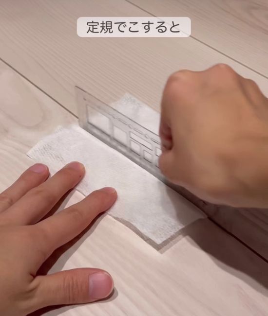 「定規でこするだけ」　フローリングの溝掃除に「これ天才」「気持ちよすぎ」