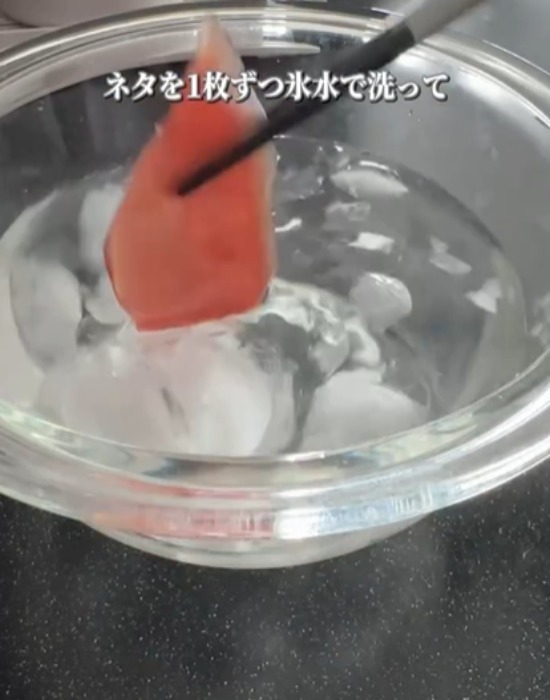 スーパーの寿司ネタ　氷水で洗うと？　変化に「ビックリ」「絶対試す」