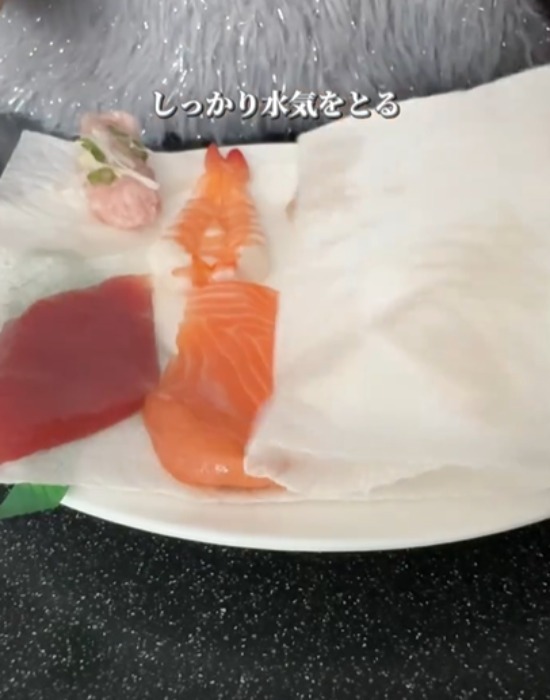 スーパーの寿司ネタ　氷水で洗うと？　変化に「ビックリ」「絶対試す」