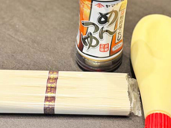 まだめんつゆだけで食べてる？　びっくりするそうめんのアレンジに「意外にうまい」