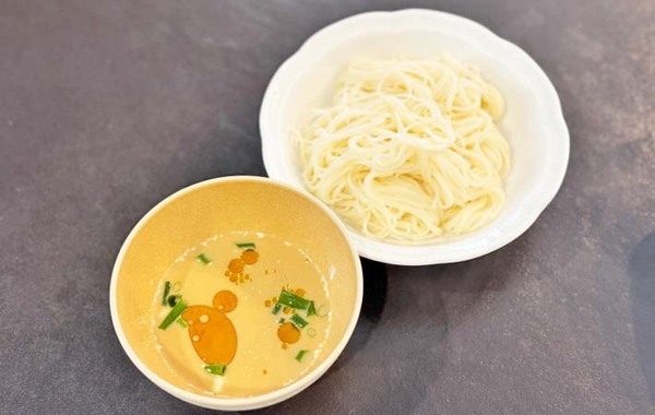 まだめんつゆだけで食べてる？　びっくりするそうめんのアレンジに「意外にうまい」