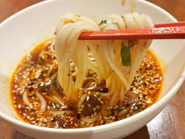 そうめんに飽きたらコレ！　無限にすすれるアレンジ、めんつゆに入れたのは…