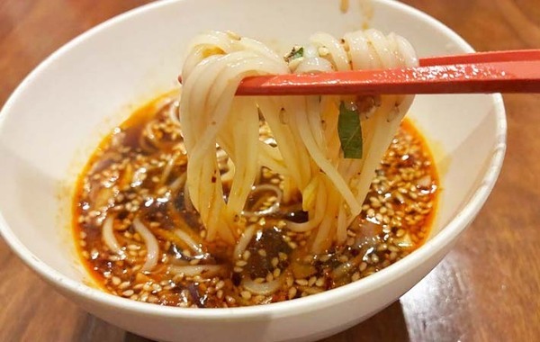 そうめんに飽きたらコレ！　無限にすすれるアレンジ、めんつゆに入れたのは…