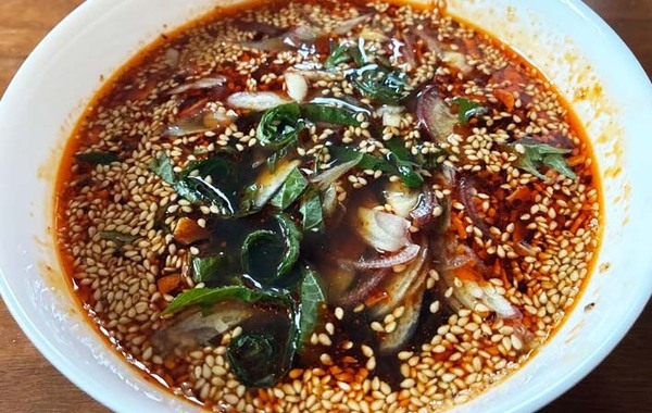 そうめんに飽きたらコレ！　無限にすすれるアレンジ、めんつゆに入れたのは…