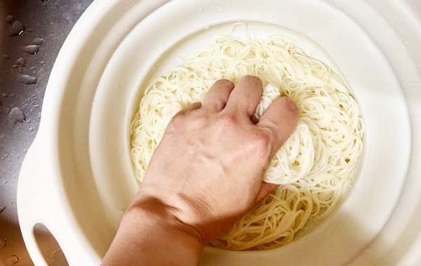 まだザルで振ってる？　そうめんの水切りは…「家族が絶賛」「夏ずっとやる」
